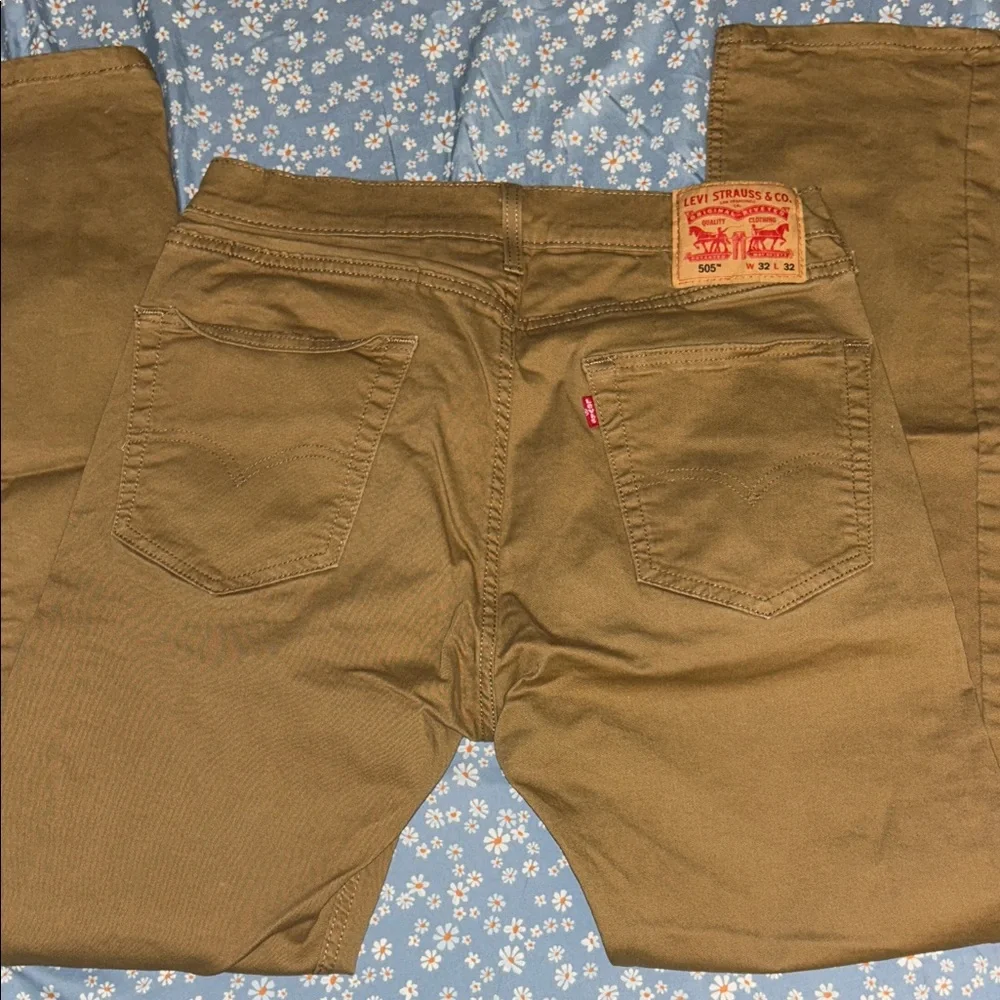 Men's Levis - Picture 2 of 3